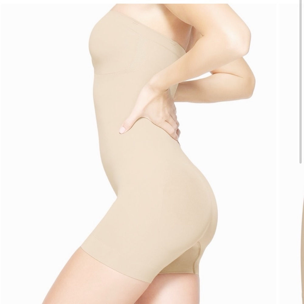 NEW SKIMS sand seamless sculpt strapless Shorty bodysuit new in pkg/no box - Picture 3 of 6